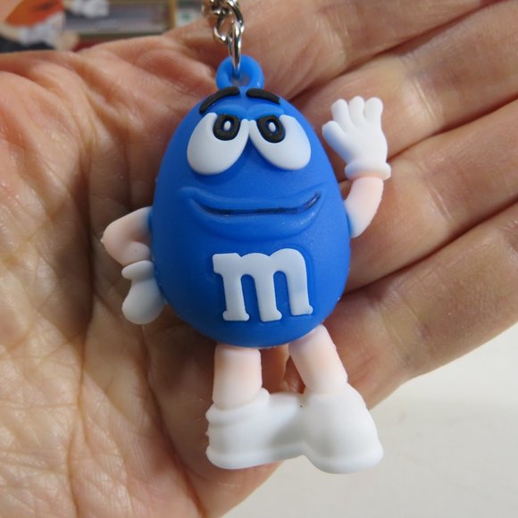M&M "On Air" Recording Studio Metal Tin Christmas Village & Imitation Keychain - Picture 9 of 15